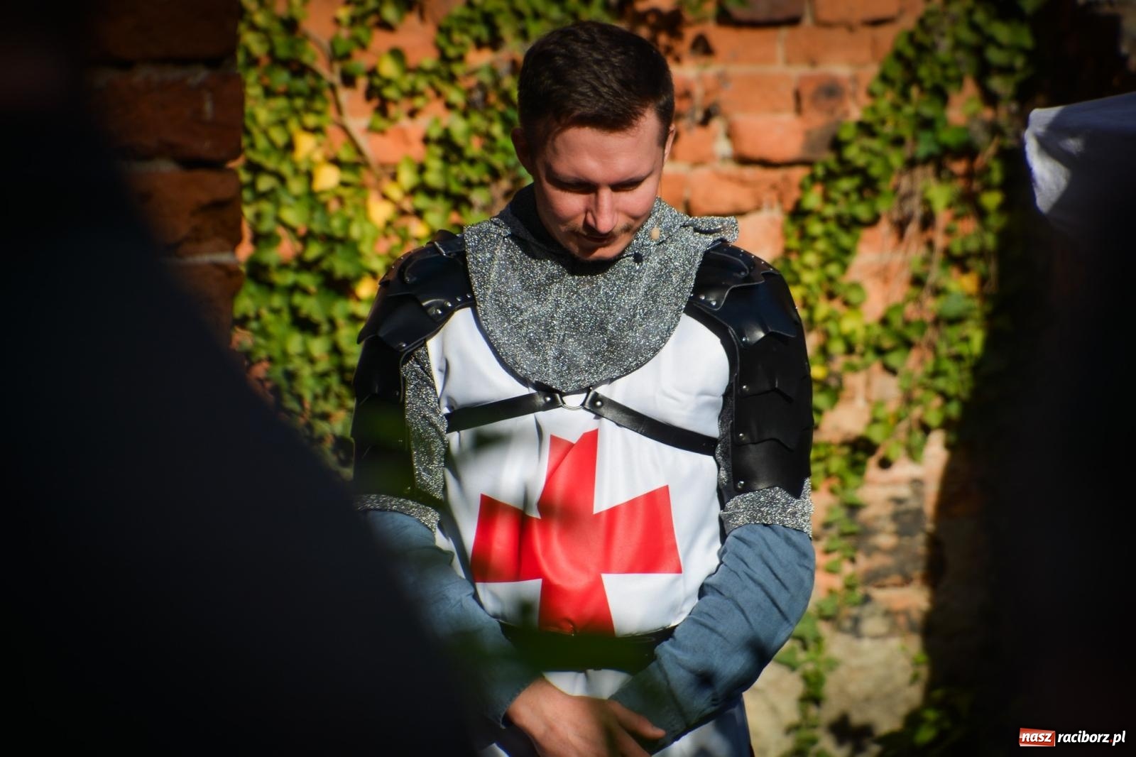 Zdjęcie w galerii na portalu naszraciborz.pl: Jesienne czary w Łubowicach – magiczny spektakl przy ruinach pałacu Eichendorffów wiadomości z regionu