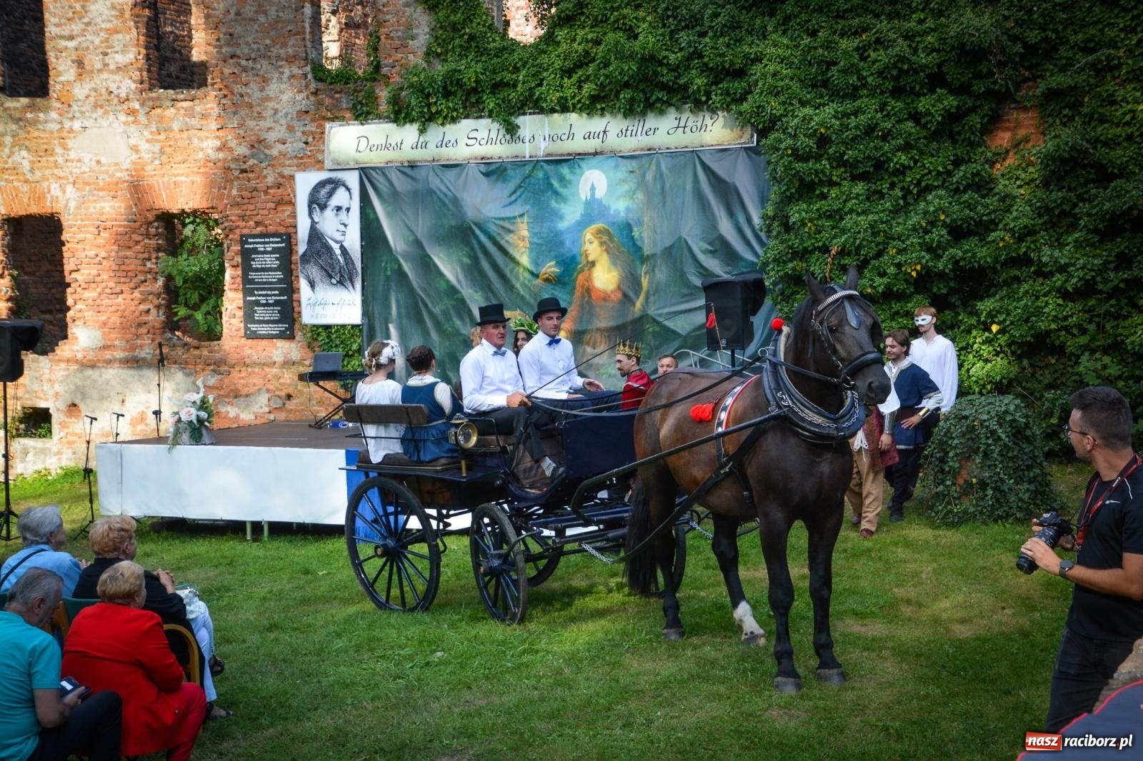 Zdjęcie w galerii na portalu naszraciborz.pl: Jesienne czary w Łubowicach – magiczny spektakl przy ruinach pałacu Eichendorffów wiadomości z regionu