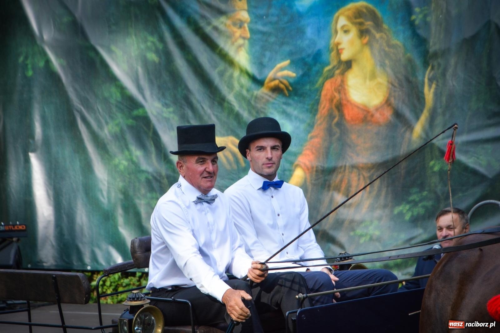 Zdjęcie w galerii na portalu naszraciborz.pl: Jesienne czary w Łubowicach – magiczny spektakl przy ruinach pałacu Eichendorffów wiadomości z regionu