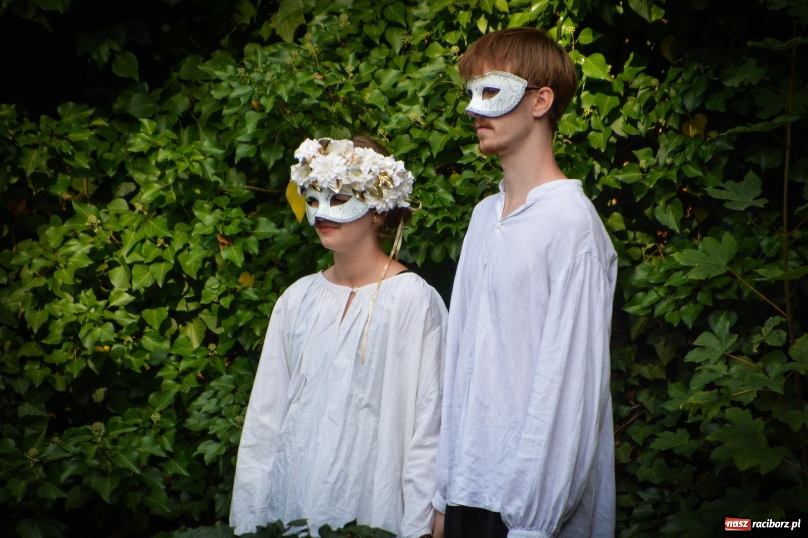 Zdjęcie w galerii na portalu naszraciborz.pl: Jesienne czary w Łubowicach – magiczny spektakl przy ruinach pałacu Eichendorffów wiadomości z regionu