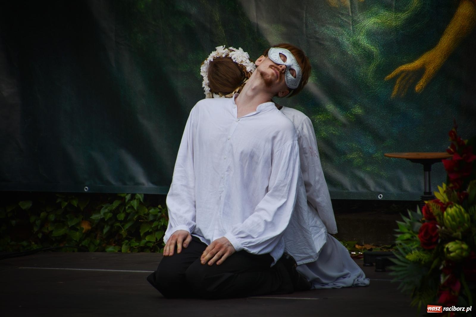 Zdjęcie w galerii na portalu naszraciborz.pl: Jesienne czary w Łubowicach – magiczny spektakl przy ruinach pałacu Eichendorffów wiadomości z regionu