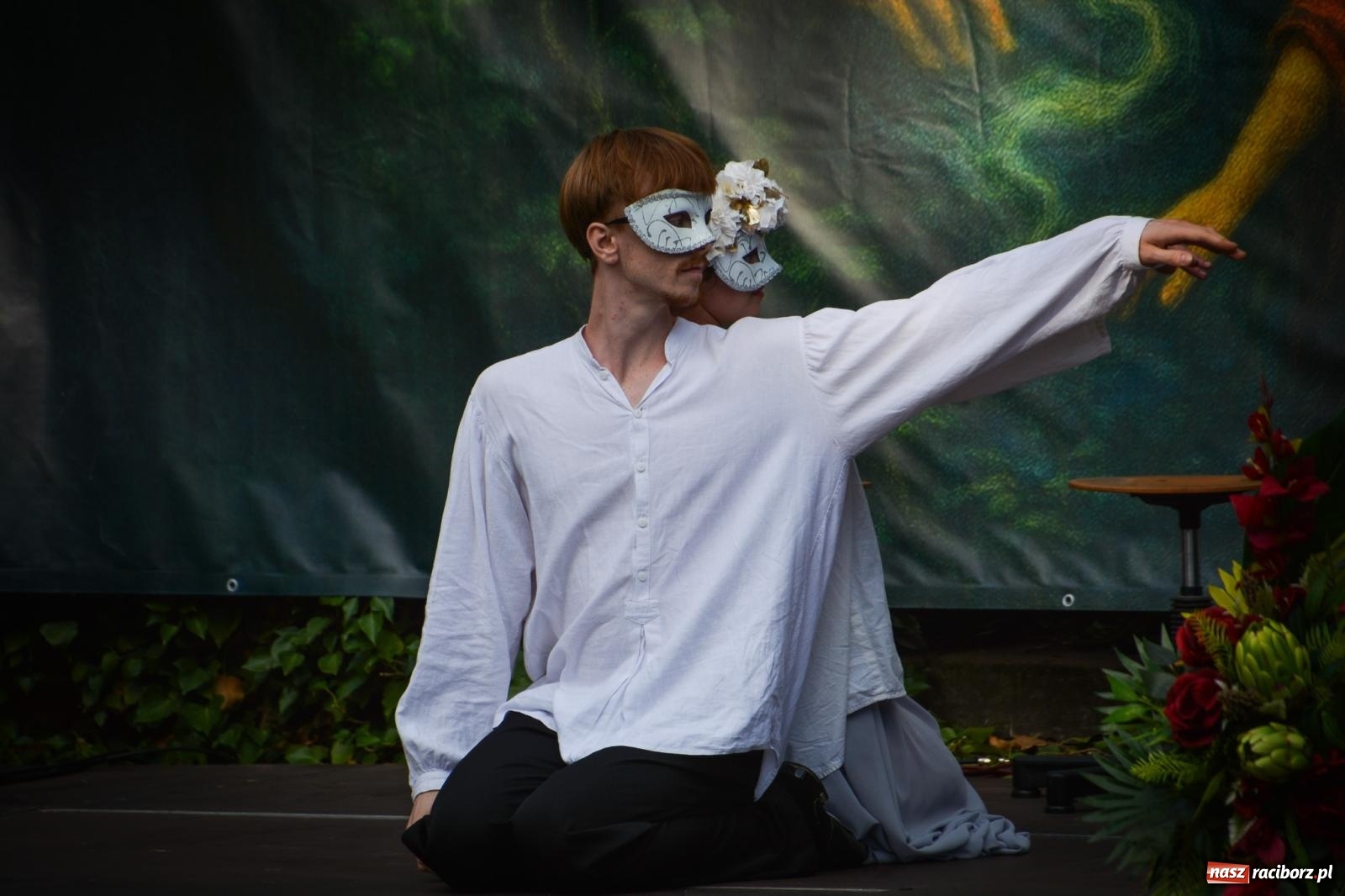 Zdjęcie w galerii na portalu naszraciborz.pl: Jesienne czary w Łubowicach – magiczny spektakl przy ruinach pałacu Eichendorffów wiadomości z regionu