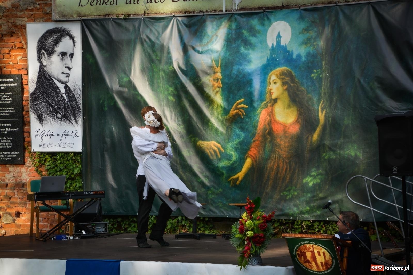 Zdjęcie w galerii na portalu naszraciborz.pl: Jesienne czary w Łubowicach – magiczny spektakl przy ruinach pałacu Eichendorffów wiadomości z regionu