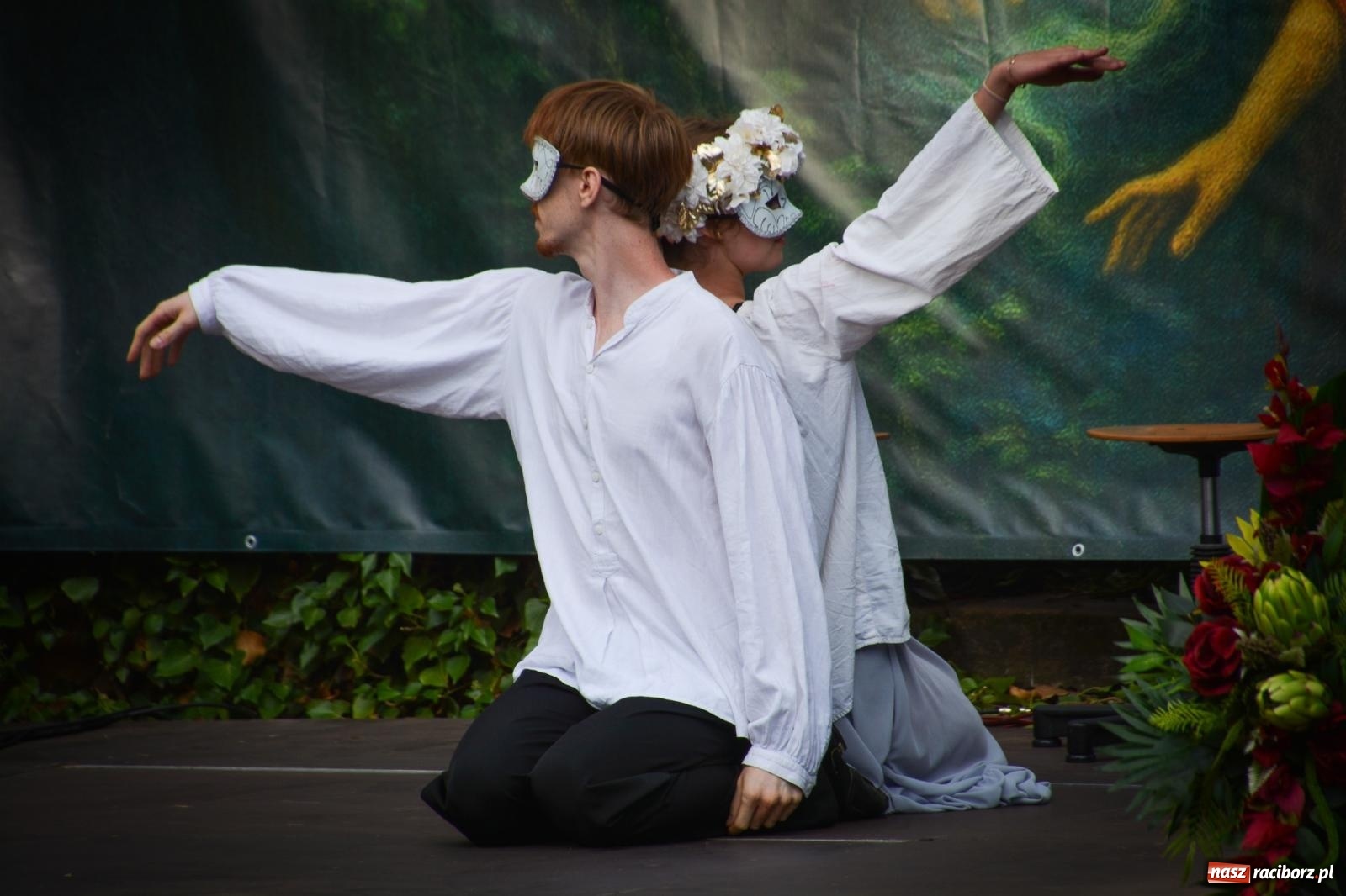 Zdjęcie w galerii na portalu naszraciborz.pl: Jesienne czary w Łubowicach – magiczny spektakl przy ruinach pałacu Eichendorffów wiadomości z regionu