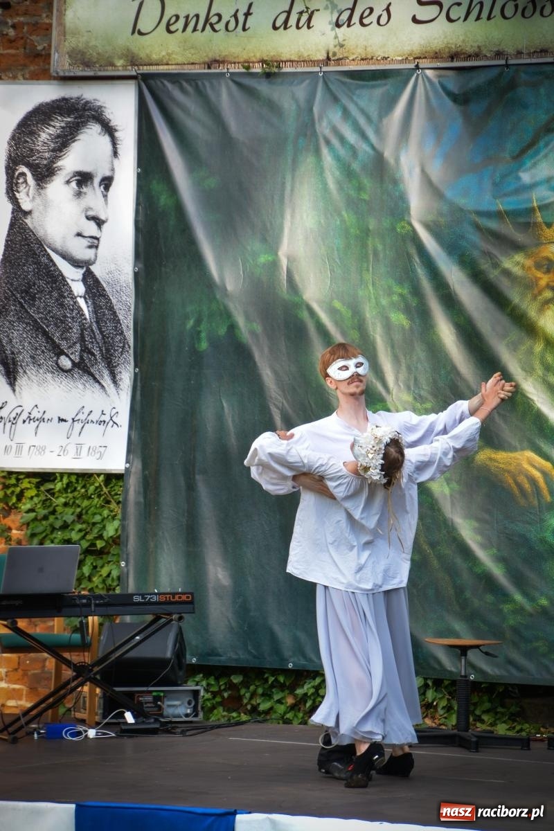 Zdjęcie w galerii na portalu naszraciborz.pl: Jesienne czary w Łubowicach – magiczny spektakl przy ruinach pałacu Eichendorffów wiadomości z regionu