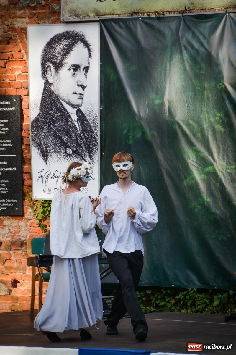 Zdjęcie w galerii na portalu naszraciborz.pl: Jesienne czary w Łubowicach – magiczny spektakl przy ruinach pałacu Eichendorffów wiadomości z regionu