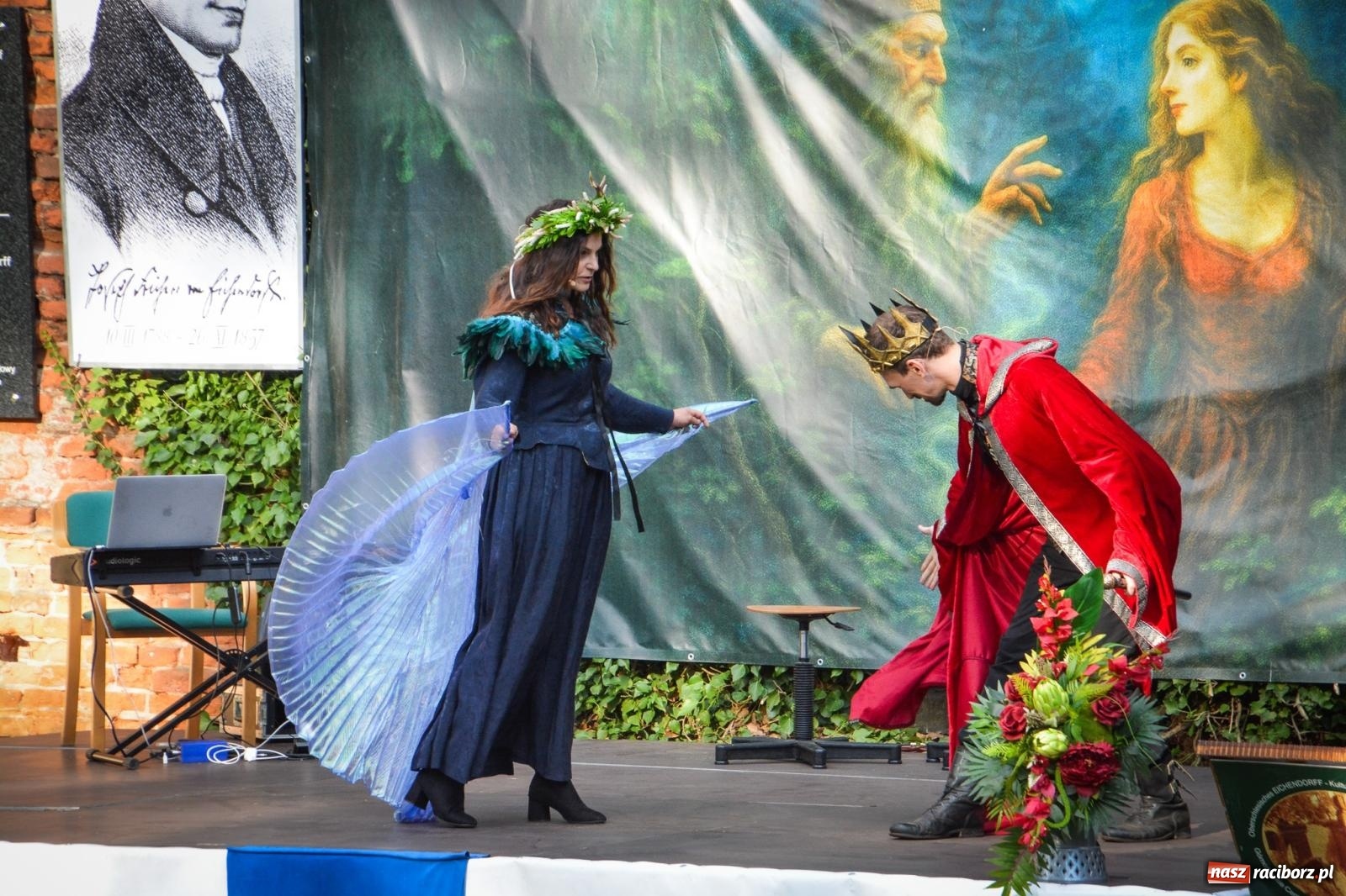 Zdjęcie w galerii na portalu naszraciborz.pl: Jesienne czary w Łubowicach – magiczny spektakl przy ruinach pałacu Eichendorffów wiadomości z regionu