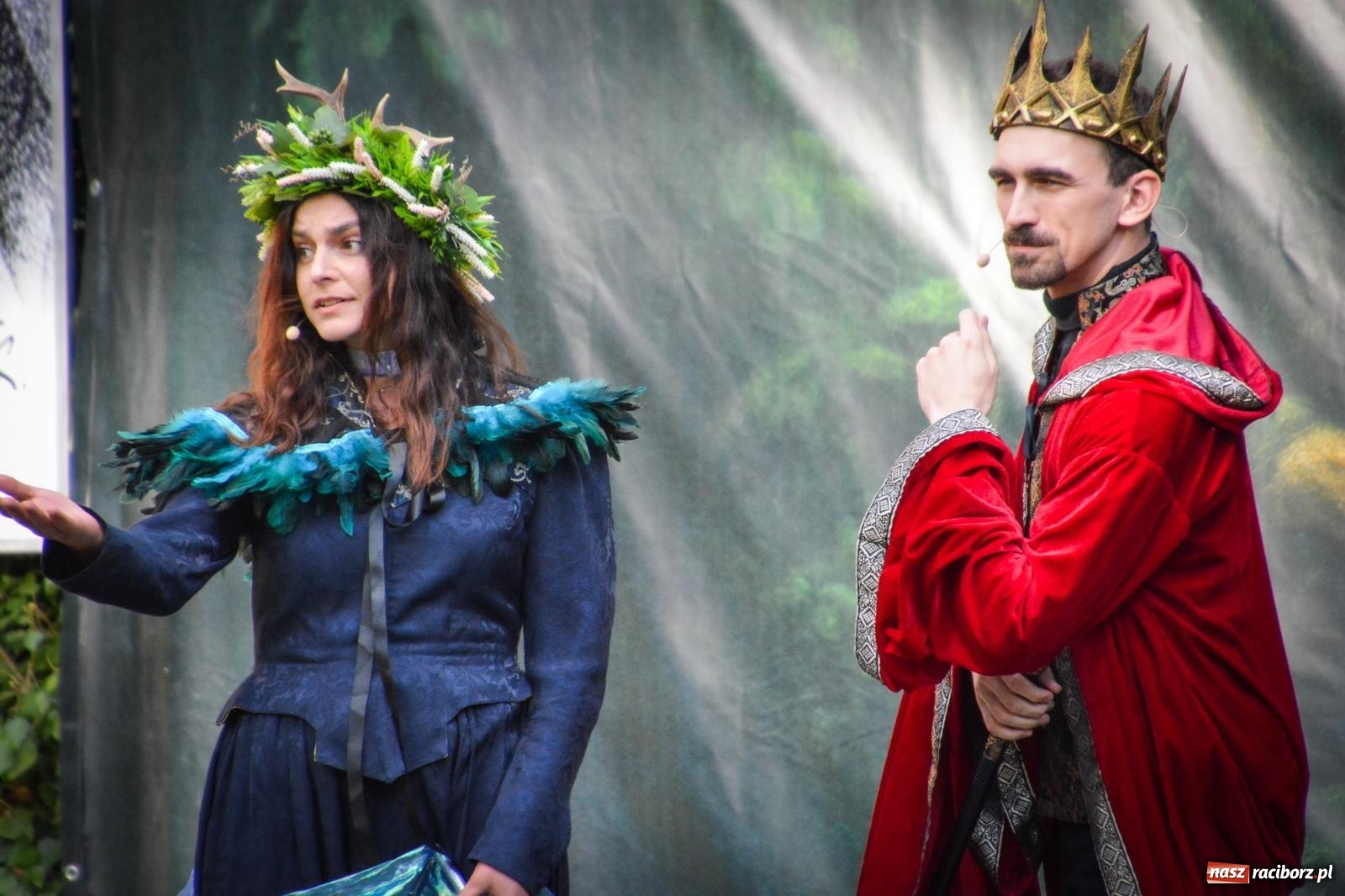 Zdjęcie w galerii na portalu naszraciborz.pl: Jesienne czary w Łubowicach – magiczny spektakl przy ruinach pałacu Eichendorffów wiadomości z regionu