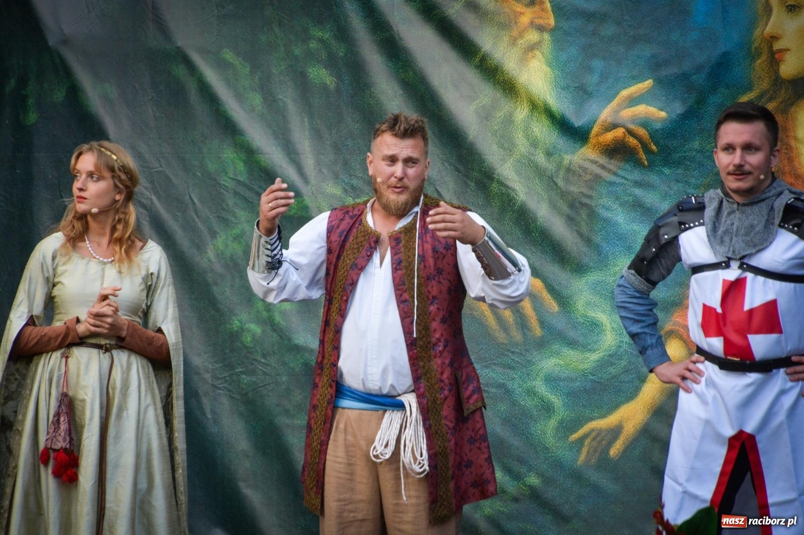 Zdjęcie w galerii na portalu naszraciborz.pl: Jesienne czary w Łubowicach – magiczny spektakl przy ruinach pałacu Eichendorffów wiadomości z regionu