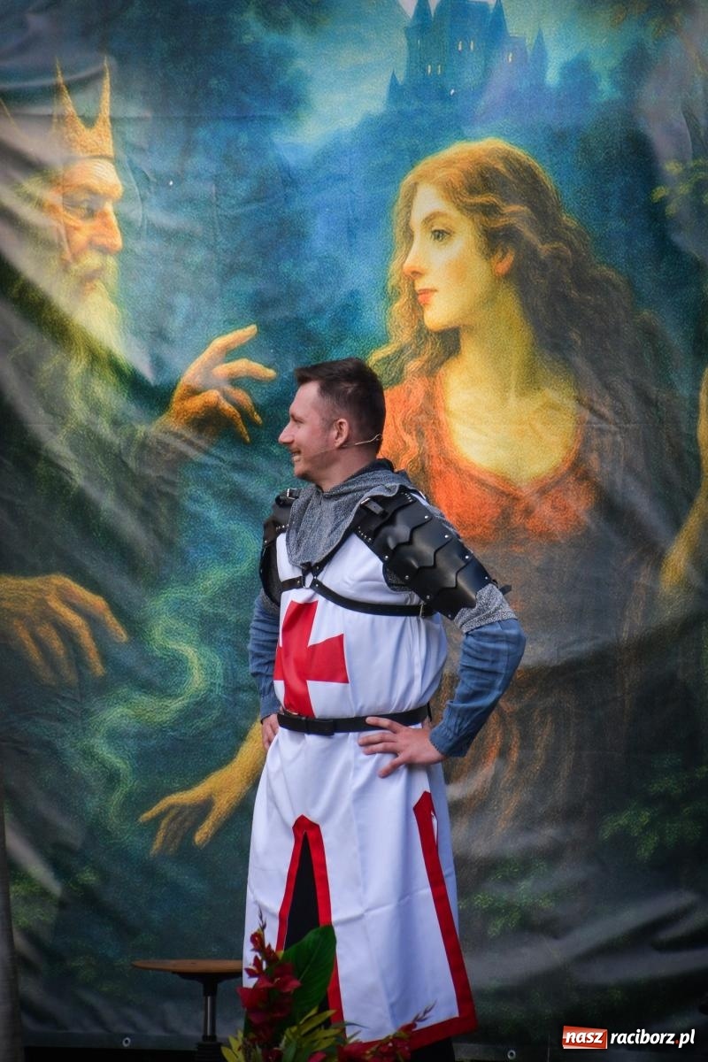 Zdjęcie w galerii na portalu naszraciborz.pl: Jesienne czary w Łubowicach – magiczny spektakl przy ruinach pałacu Eichendorffów wiadomości z regionu