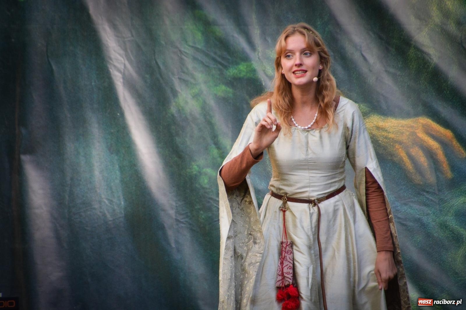 Zdjęcie w galerii na portalu naszraciborz.pl: Jesienne czary w Łubowicach – magiczny spektakl przy ruinach pałacu Eichendorffów wiadomości z regionu