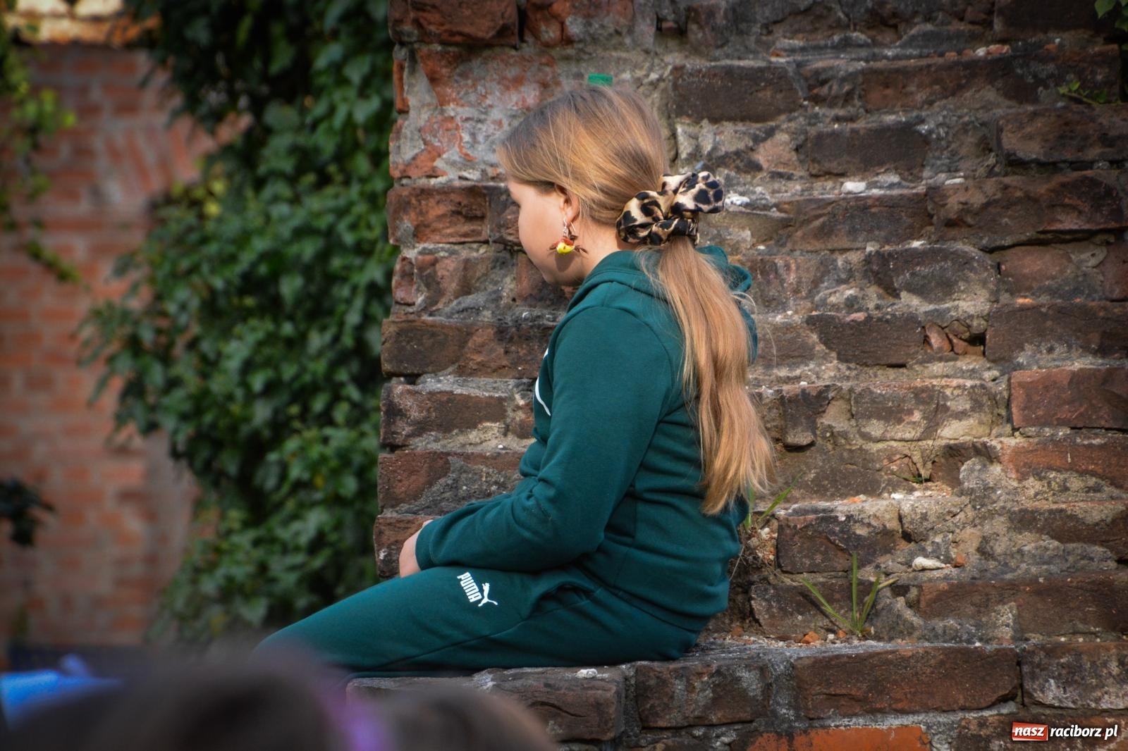 Zdjęcie w galerii na portalu naszraciborz.pl: Jesienne czary w Łubowicach – magiczny spektakl przy ruinach pałacu Eichendorffów wiadomości z regionu