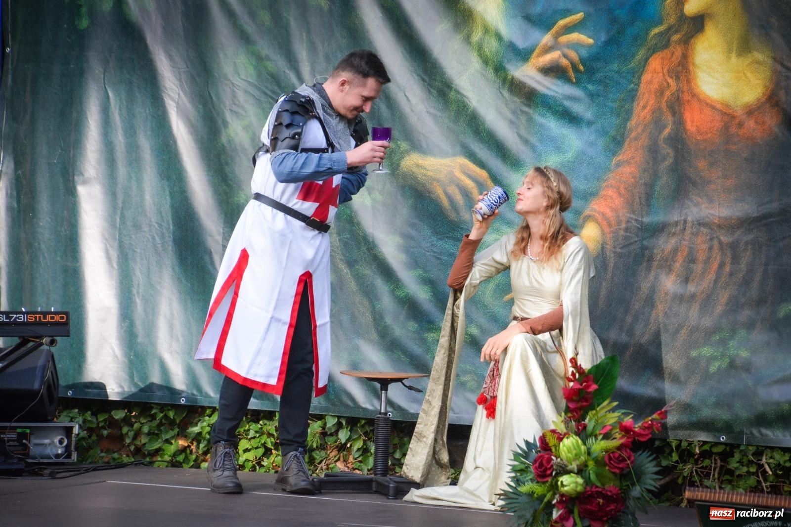 Zdjęcie w galerii na portalu naszraciborz.pl: Jesienne czary w Łubowicach – magiczny spektakl przy ruinach pałacu Eichendorffów wiadomości z regionu