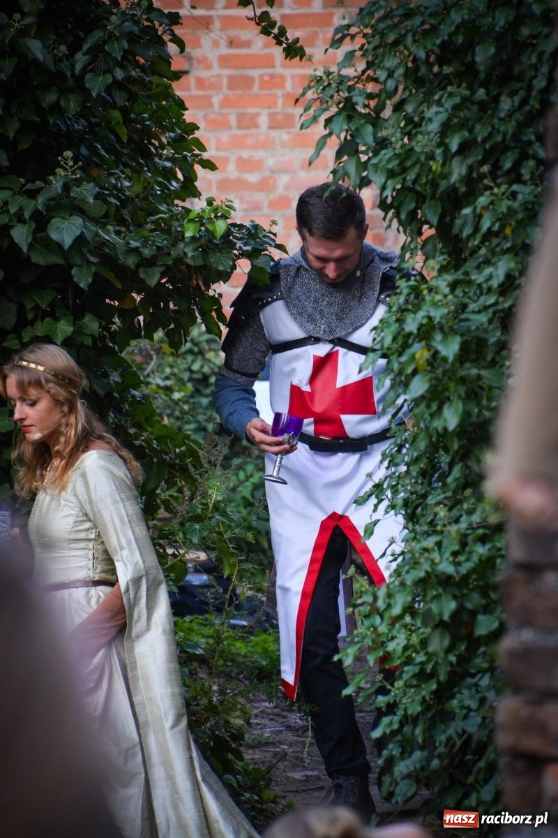 Zdjęcie w galerii na portalu naszraciborz.pl: Jesienne czary w Łubowicach – magiczny spektakl przy ruinach pałacu Eichendorffów wiadomości z regionu