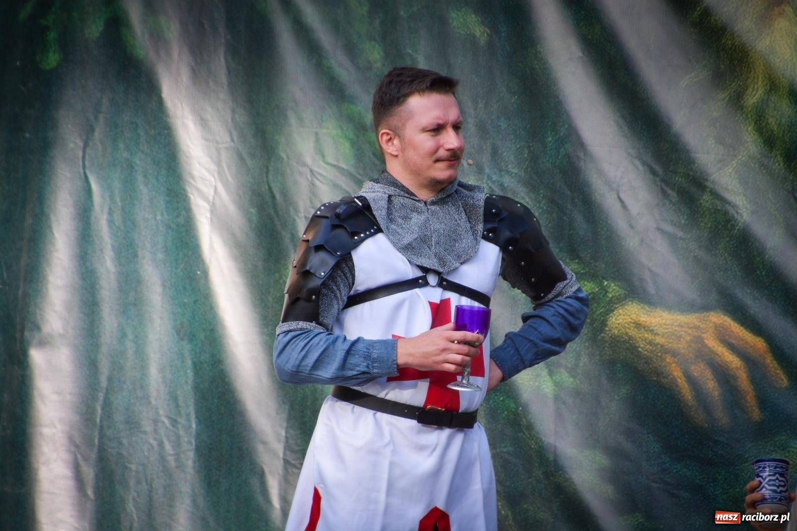 Zdjęcie w galerii na portalu naszraciborz.pl: Jesienne czary w Łubowicach – magiczny spektakl przy ruinach pałacu Eichendorffów wiadomości z regionu