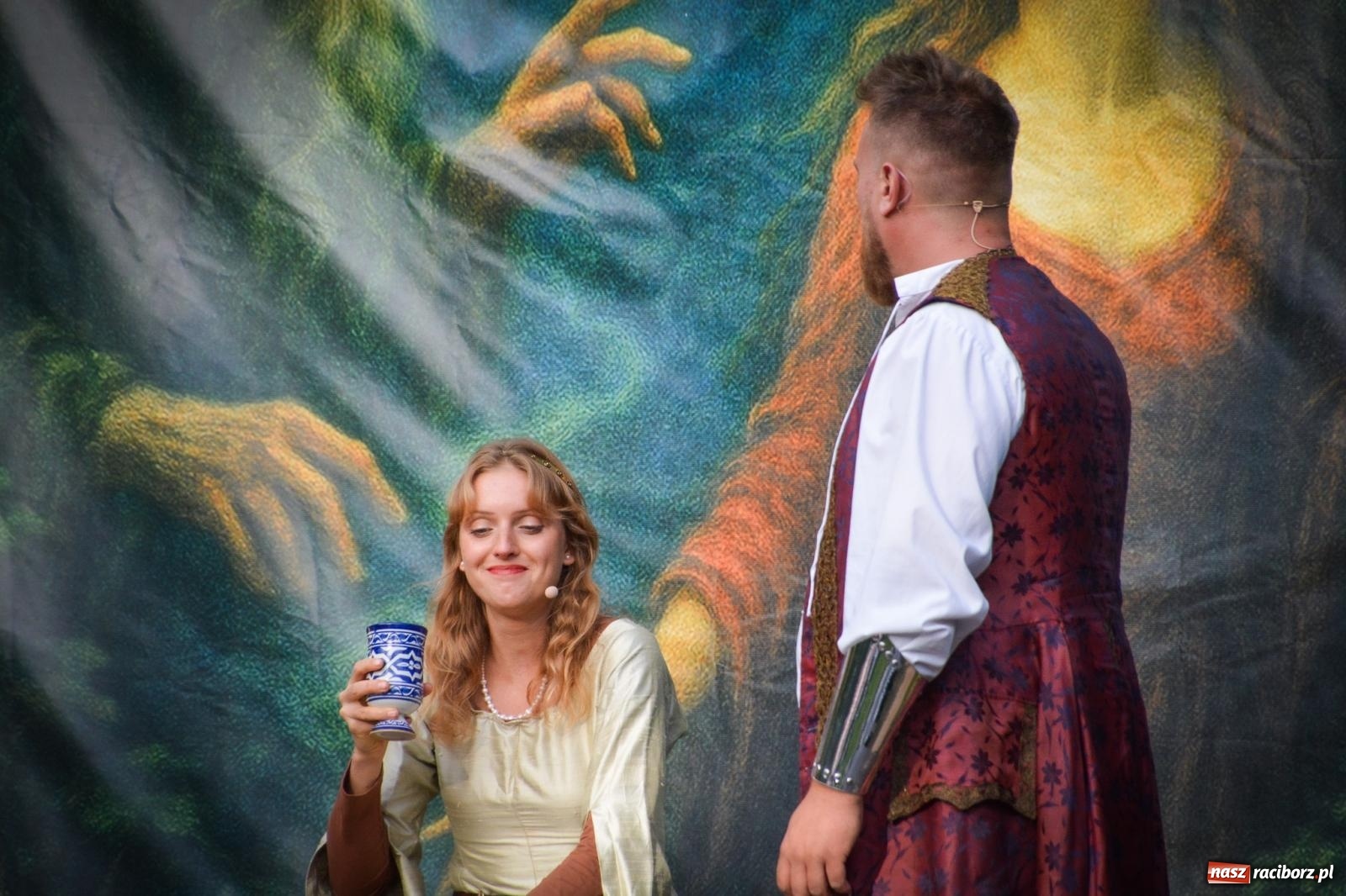 Zdjęcie w galerii na portalu naszraciborz.pl: Jesienne czary w Łubowicach – magiczny spektakl przy ruinach pałacu Eichendorffów wiadomości z regionu