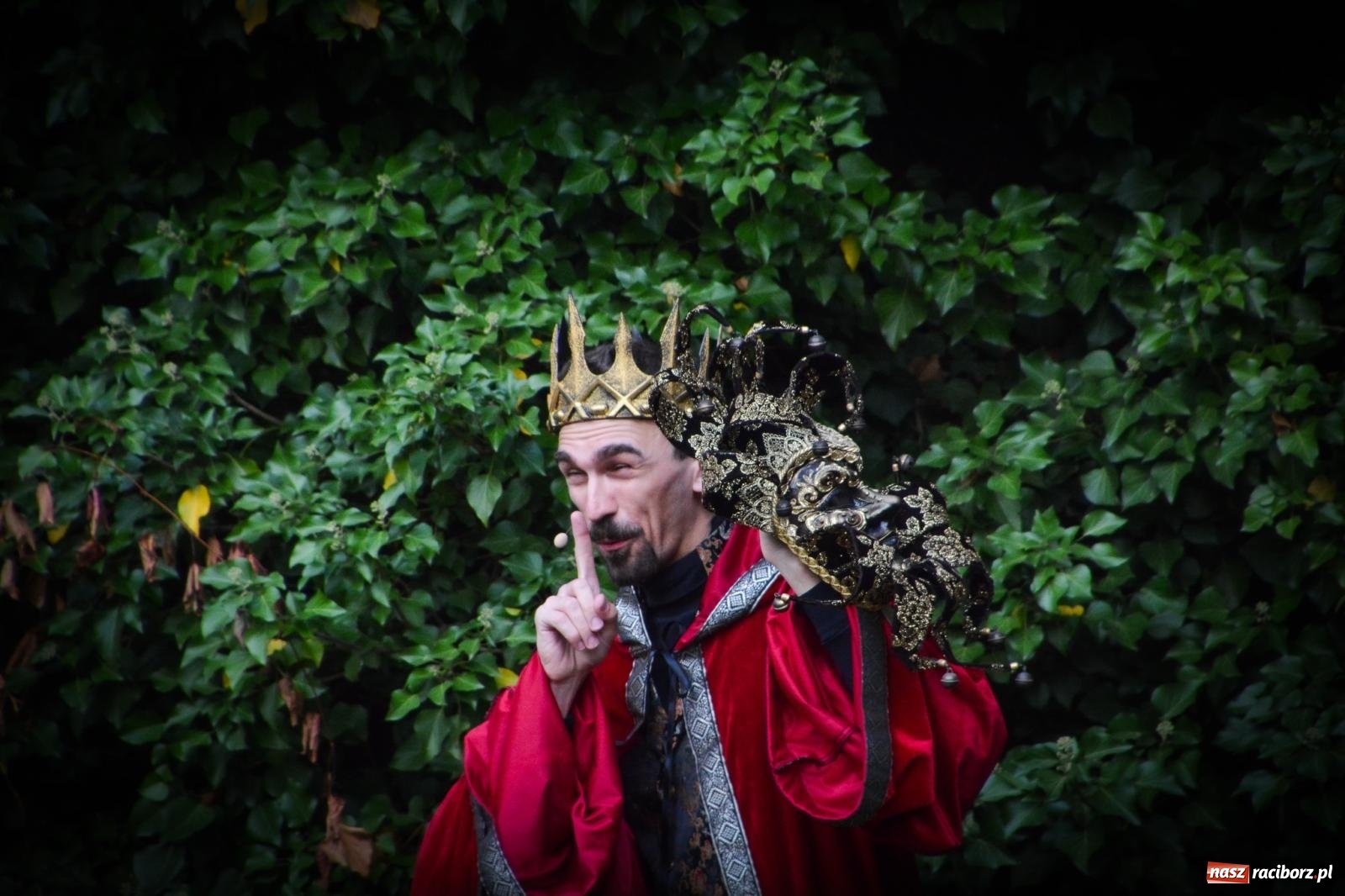 Zdjęcie w galerii na portalu naszraciborz.pl: Jesienne czary w Łubowicach – magiczny spektakl przy ruinach pałacu Eichendorffów wiadomości z regionu