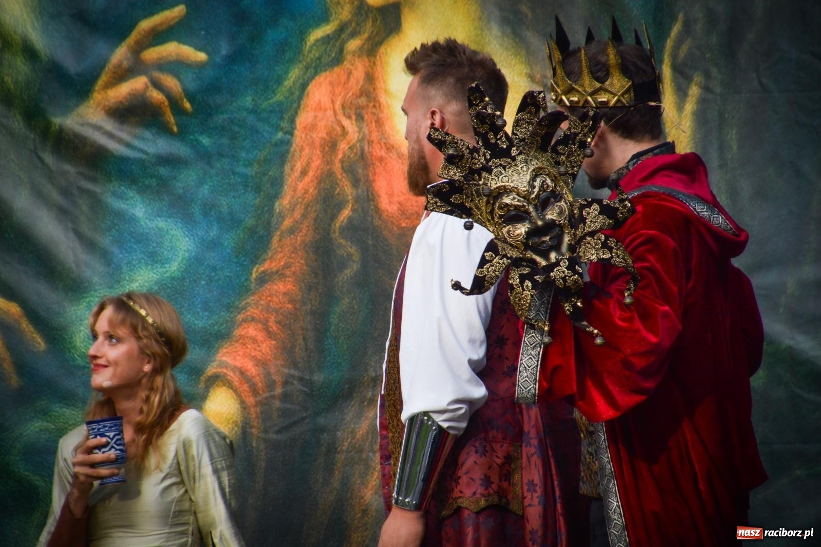 Zdjęcie w galerii na portalu naszraciborz.pl: Jesienne czary w Łubowicach – magiczny spektakl przy ruinach pałacu Eichendorffów wiadomości z regionu