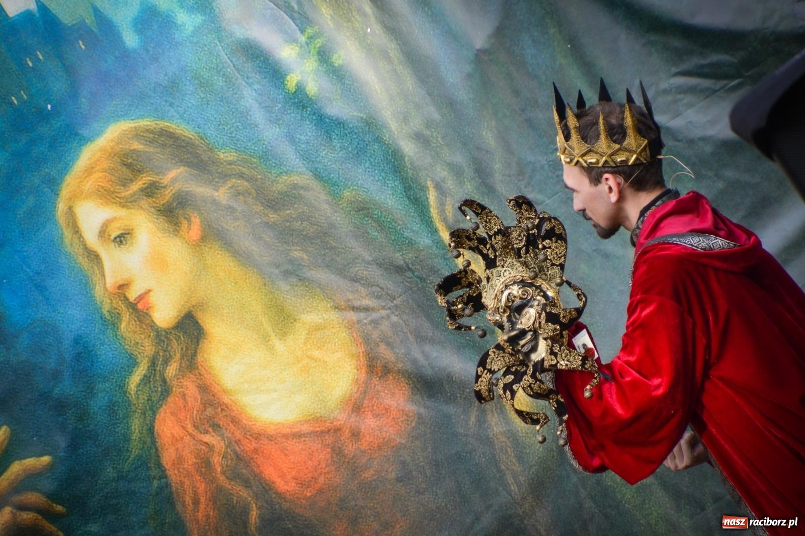 Zdjęcie w galerii na portalu naszraciborz.pl: Jesienne czary w Łubowicach – magiczny spektakl przy ruinach pałacu Eichendorffów wiadomości z regionu