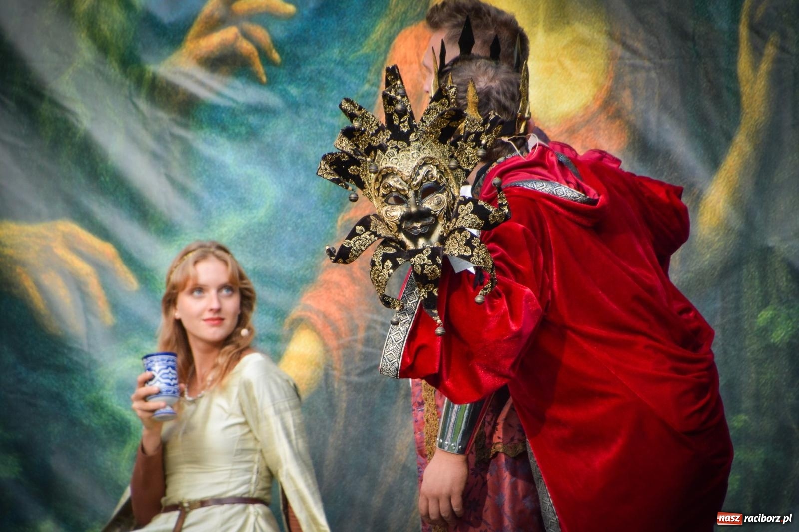 Zdjęcie w galerii na portalu naszraciborz.pl: Jesienne czary w Łubowicach – magiczny spektakl przy ruinach pałacu Eichendorffów wiadomości z regionu