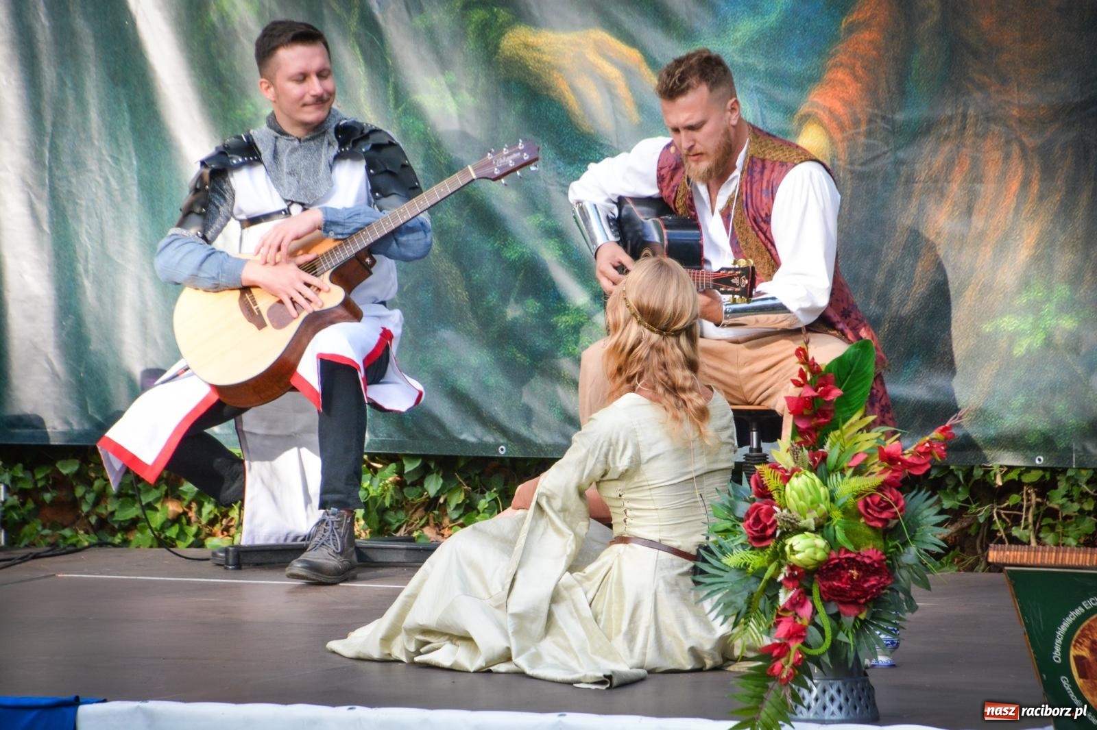 Zdjęcie w galerii na portalu naszraciborz.pl: Jesienne czary w Łubowicach – magiczny spektakl przy ruinach pałacu Eichendorffów wiadomości z regionu