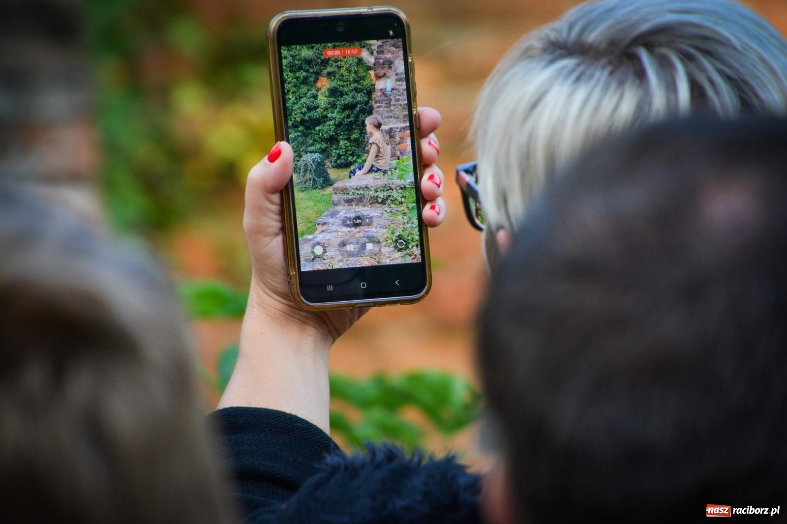 Zdjęcie w galerii na portalu naszraciborz.pl: Jesienne czary w Łubowicach – magiczny spektakl przy ruinach pałacu Eichendorffów wiadomości z regionu