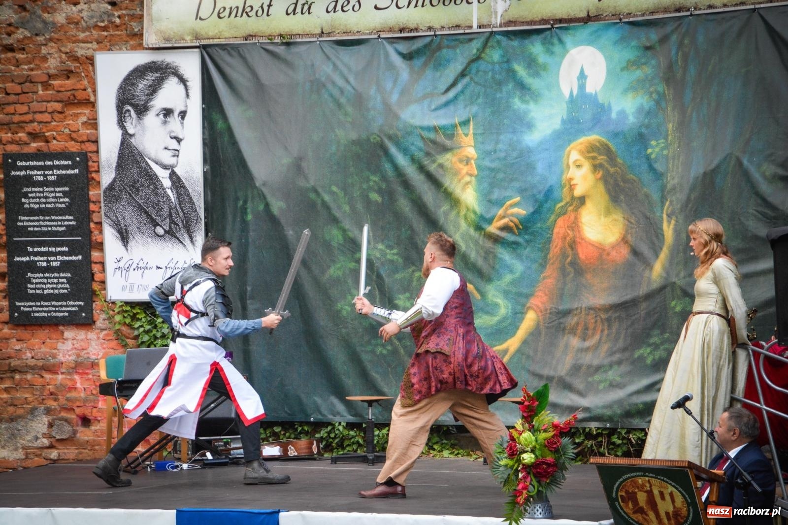 Zdjęcie w galerii na portalu naszraciborz.pl: Jesienne czary w Łubowicach – magiczny spektakl przy ruinach pałacu Eichendorffów wiadomości z regionu