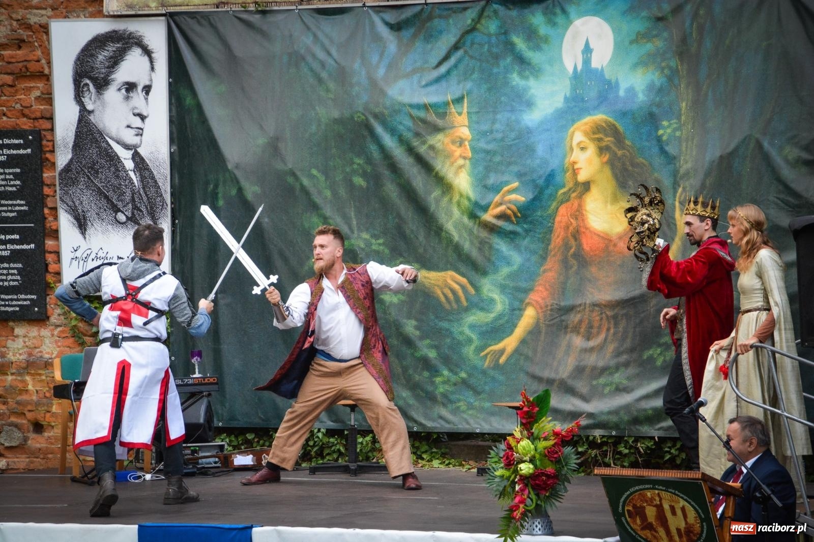 Zdjęcie w galerii na portalu naszraciborz.pl: Jesienne czary w Łubowicach – magiczny spektakl przy ruinach pałacu Eichendorffów wiadomości z regionu