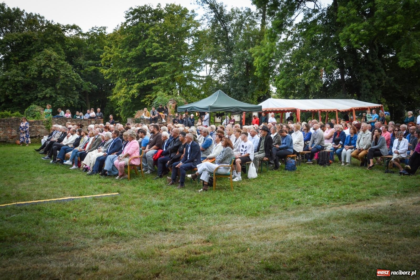 Zdjęcie w galerii na portalu naszraciborz.pl: Jesienne czary w Łubowicach – magiczny spektakl przy ruinach pałacu Eichendorffów wiadomości z regionu