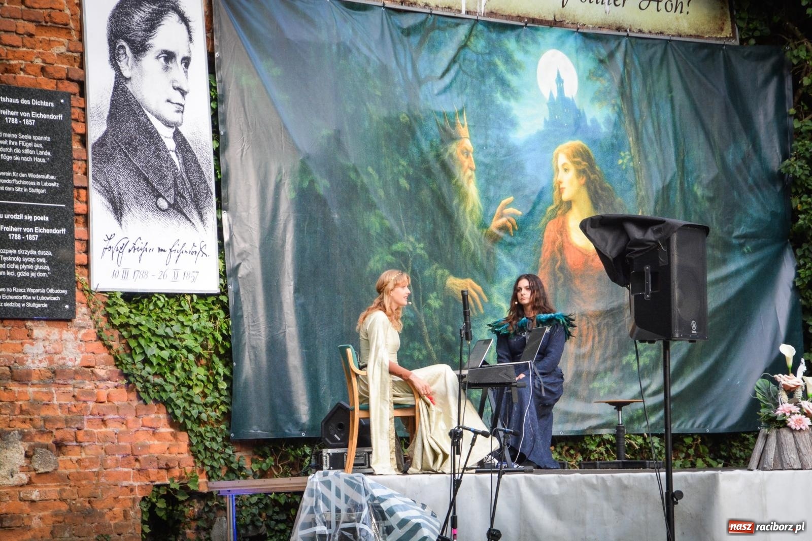 Zdjęcie w galerii na portalu naszraciborz.pl: Jesienne czary w Łubowicach – magiczny spektakl przy ruinach pałacu Eichendorffów wiadomości z regionu