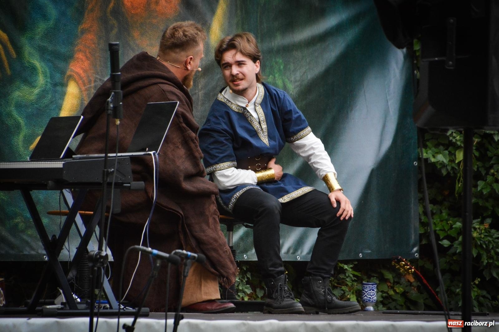 Zdjęcie w galerii na portalu naszraciborz.pl: Jesienne czary w Łubowicach – magiczny spektakl przy ruinach pałacu Eichendorffów wiadomości z regionu