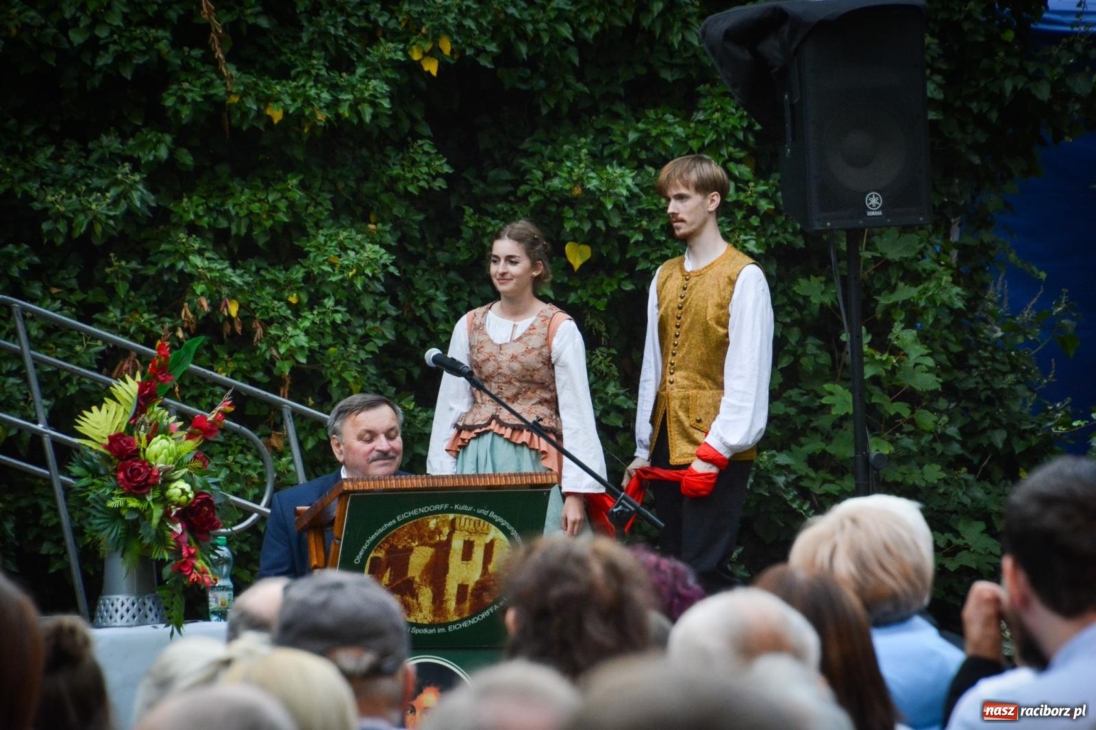 Zdjęcie w galerii na portalu naszraciborz.pl: Jesienne czary w Łubowicach – magiczny spektakl przy ruinach pałacu Eichendorffów wiadomości z regionu