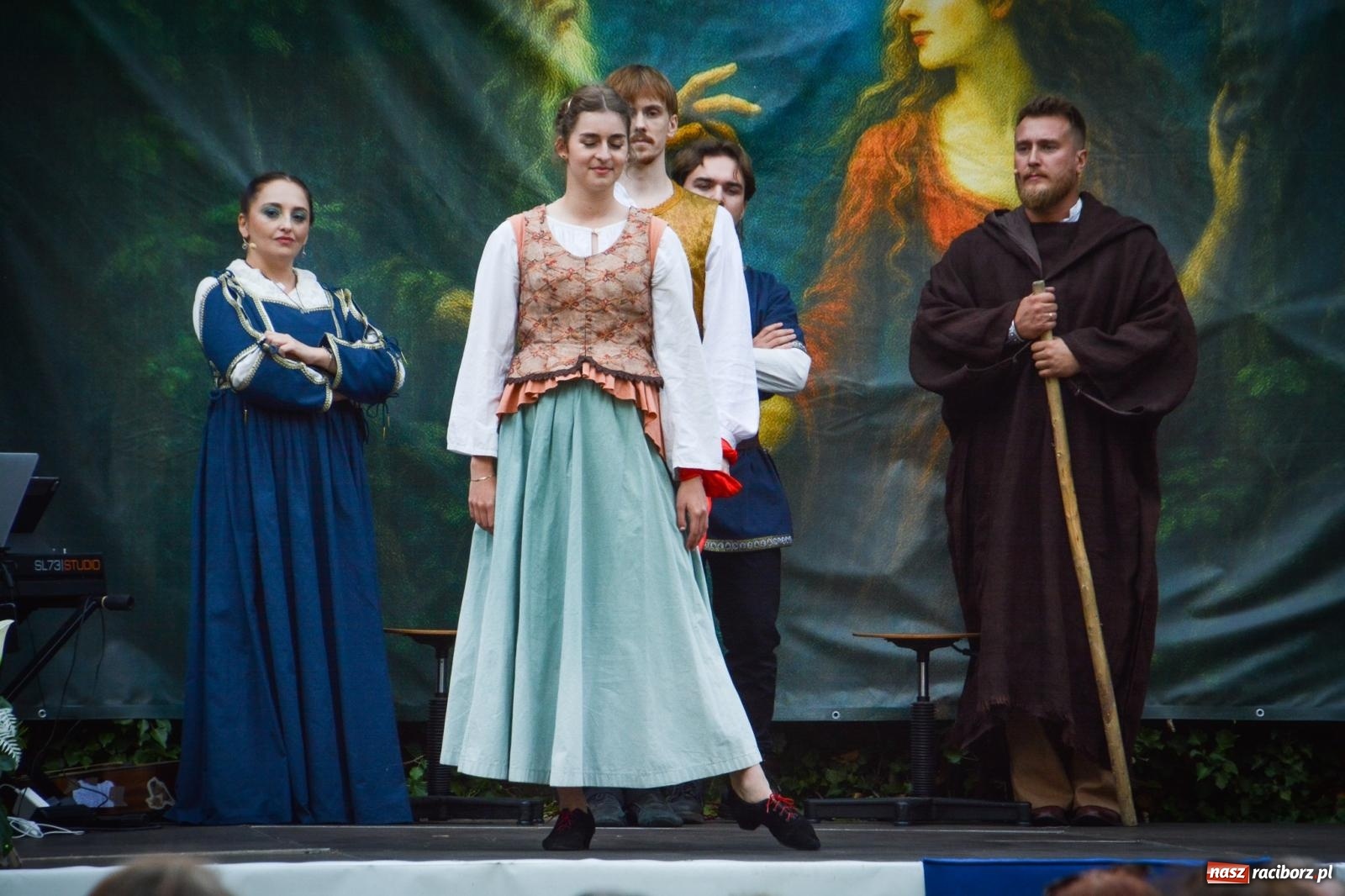 Zdjęcie w galerii na portalu naszraciborz.pl: Jesienne czary w Łubowicach – magiczny spektakl przy ruinach pałacu Eichendorffów wiadomości z regionu