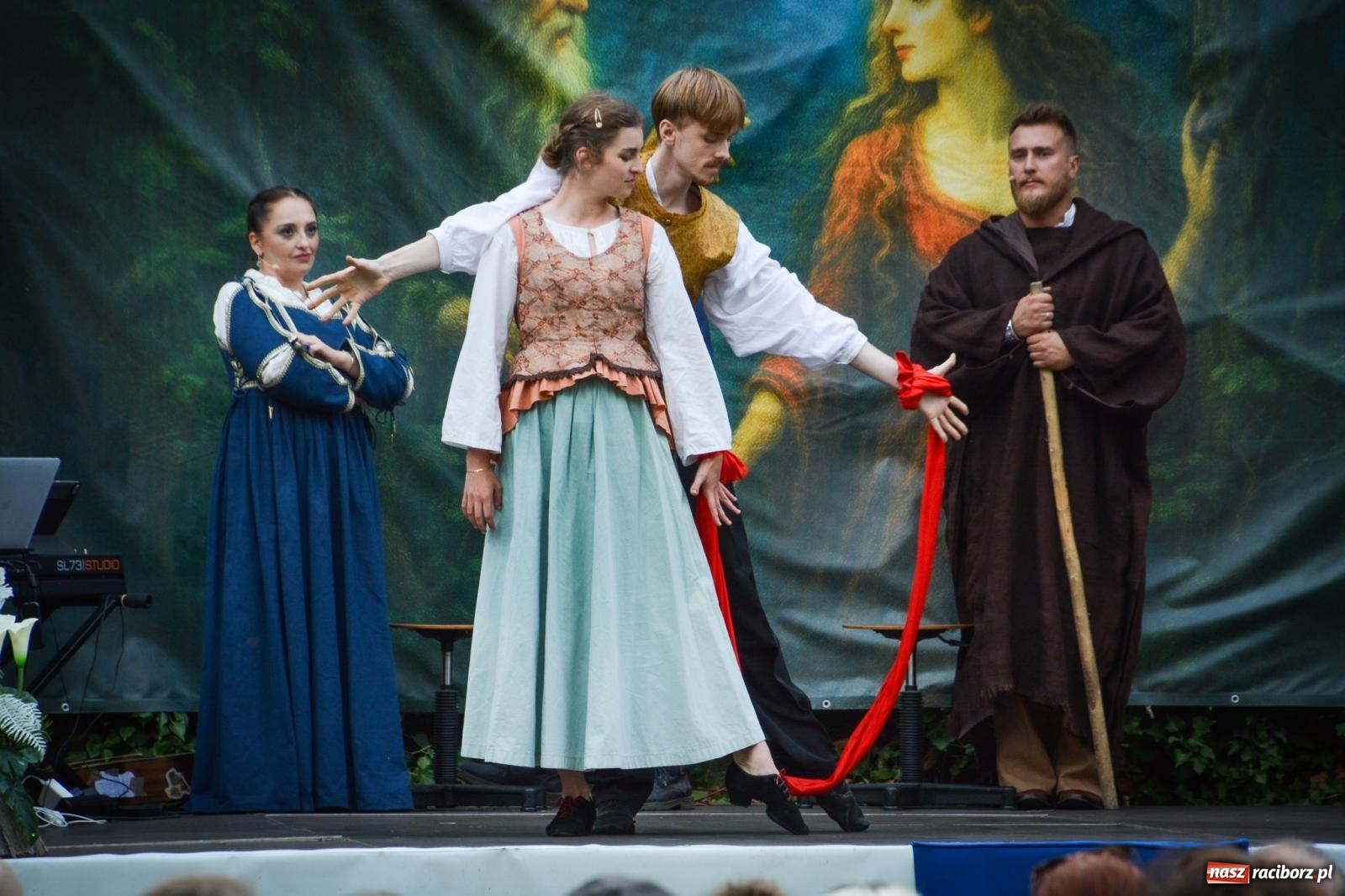 Zdjęcie w galerii na portalu naszraciborz.pl: Jesienne czary w Łubowicach – magiczny spektakl przy ruinach pałacu Eichendorffów wiadomości z regionu