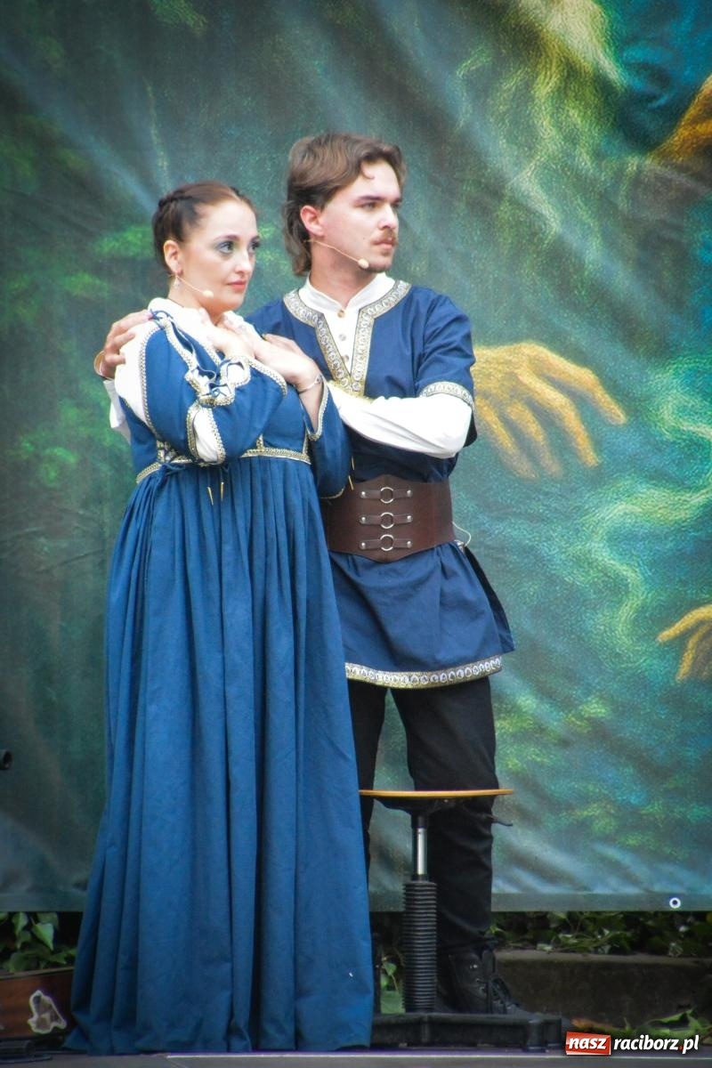 Zdjęcie w galerii na portalu naszraciborz.pl: Jesienne czary w Łubowicach – magiczny spektakl przy ruinach pałacu Eichendorffów wiadomości z regionu