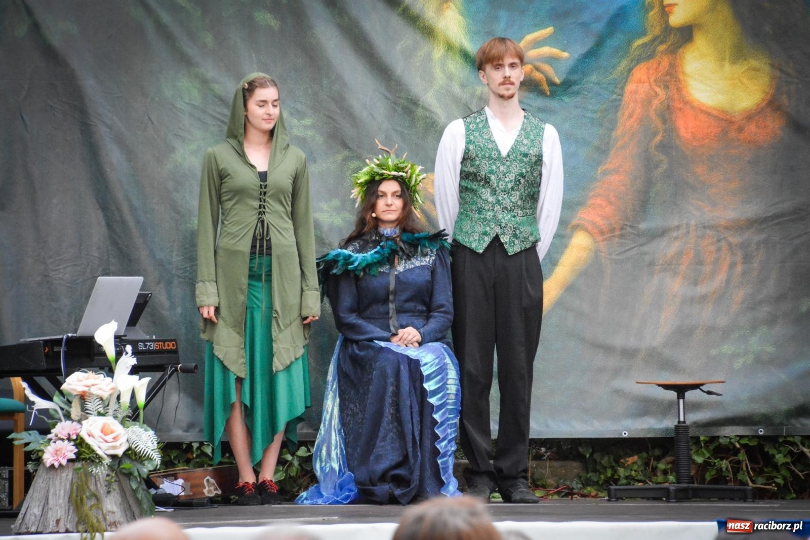 Zdjęcie w galerii na portalu naszraciborz.pl: Jesienne czary w Łubowicach – magiczny spektakl przy ruinach pałacu Eichendorffów wiadomości z regionu