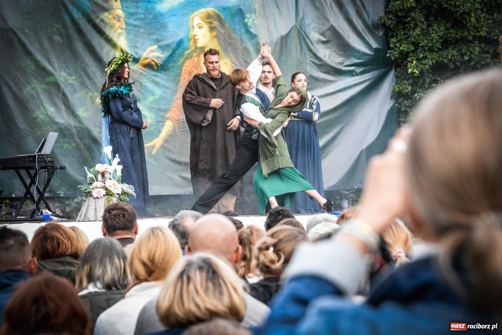 Zdjęcie w galerii na portalu naszraciborz.pl: Jesienne czary w Łubowicach – magiczny spektakl przy ruinach pałacu Eichendorffów wiadomości z regionu