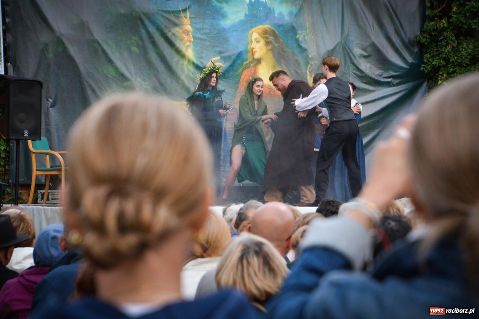 Zdjęcie w galerii na portalu naszraciborz.pl: Jesienne czary w Łubowicach – magiczny spektakl przy ruinach pałacu Eichendorffów wiadomości z regionu