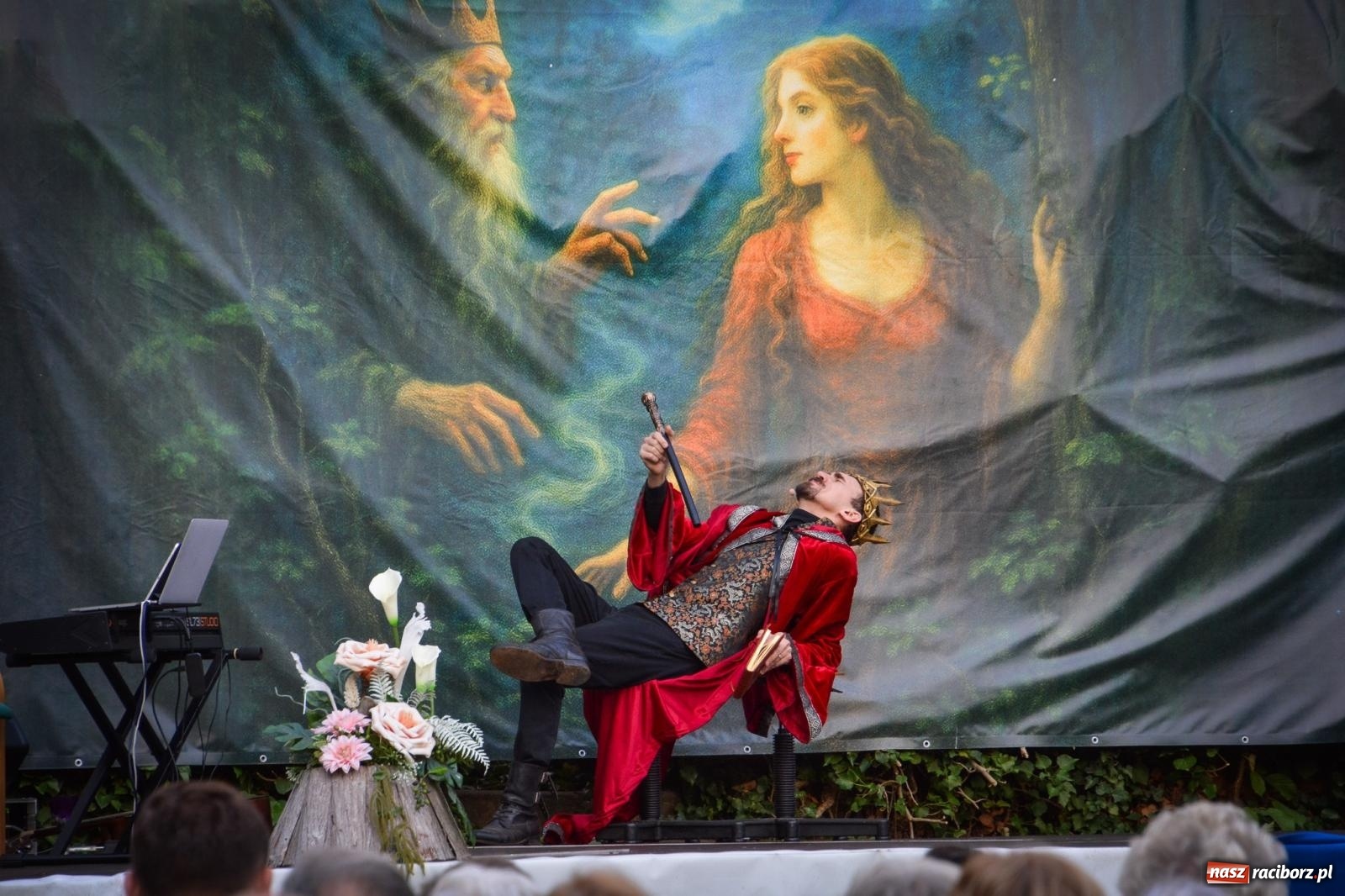 Zdjęcie w galerii na portalu naszraciborz.pl: Jesienne czary w Łubowicach – magiczny spektakl przy ruinach pałacu Eichendorffów wiadomości z regionu