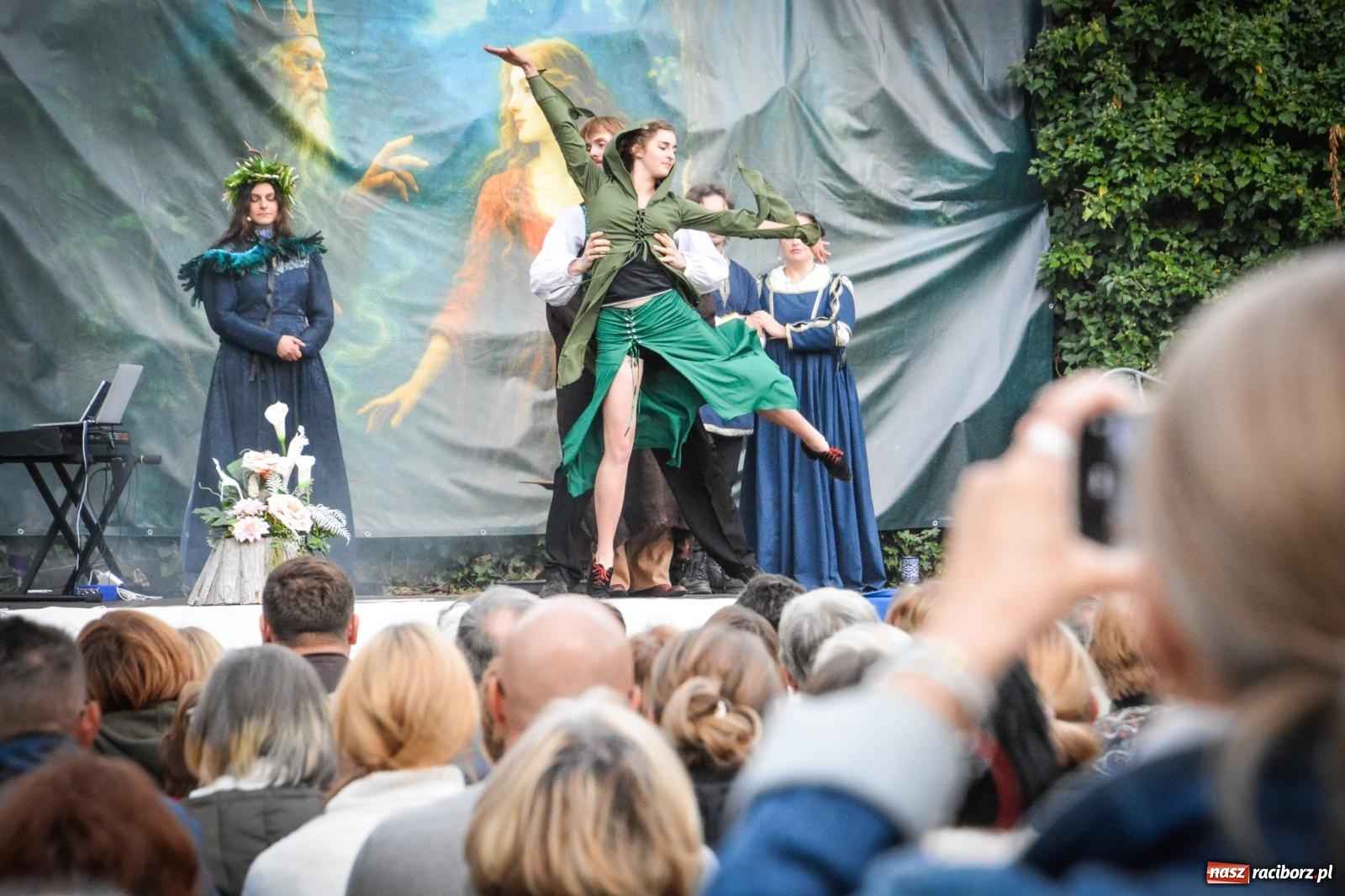 Zdjęcie w galerii na portalu naszraciborz.pl: Jesienne czary w Łubowicach – magiczny spektakl przy ruinach pałacu Eichendorffów wiadomości z regionu