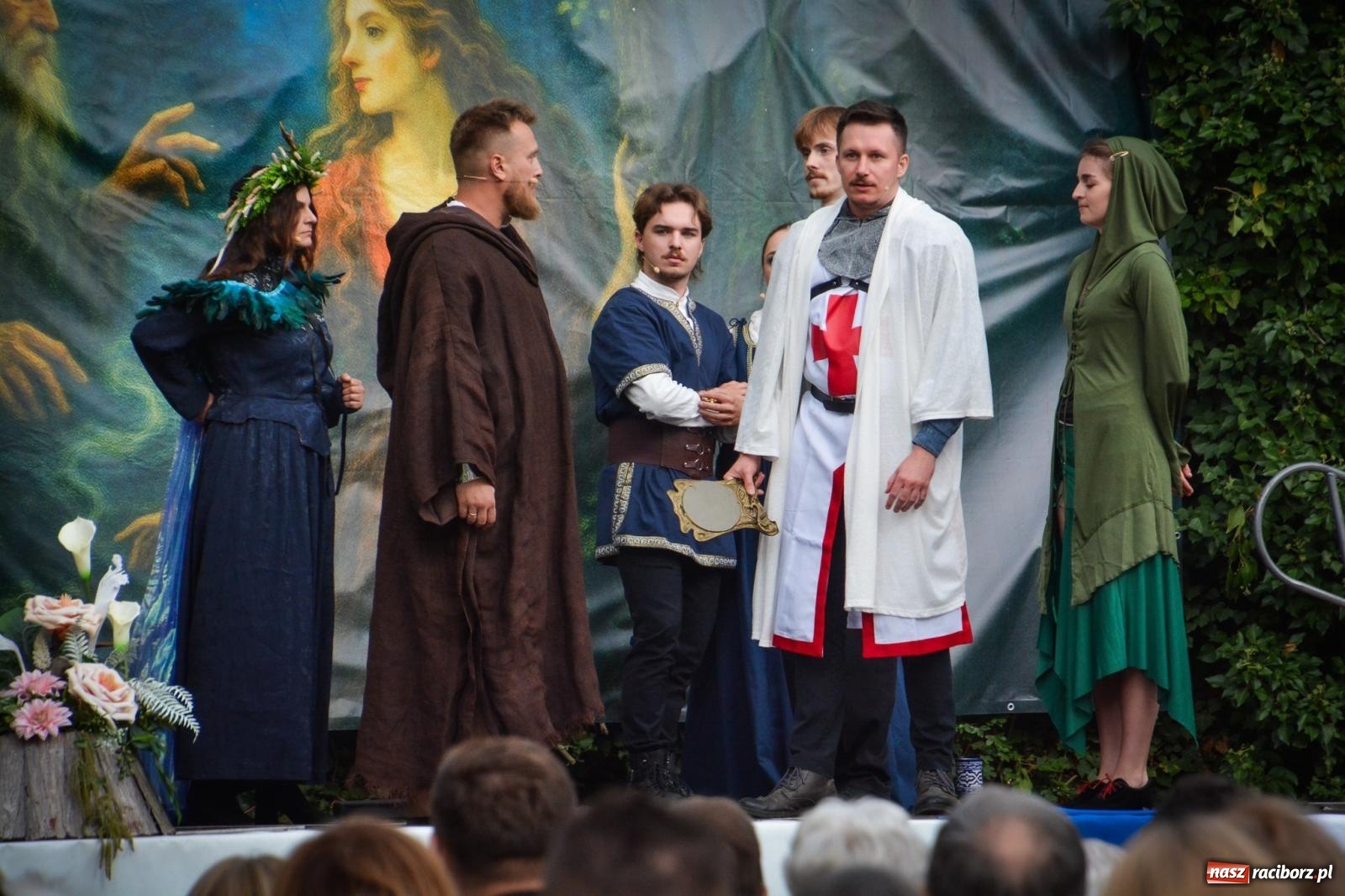 Zdjęcie w galerii na portalu naszraciborz.pl: Jesienne czary w Łubowicach – magiczny spektakl przy ruinach pałacu Eichendorffów wiadomości z regionu