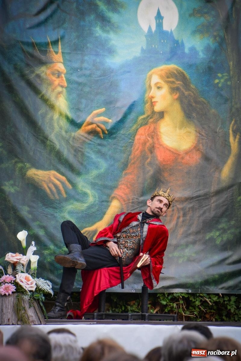 Zdjęcie w galerii na portalu naszraciborz.pl: Jesienne czary w Łubowicach – magiczny spektakl przy ruinach pałacu Eichendorffów wiadomości z regionu