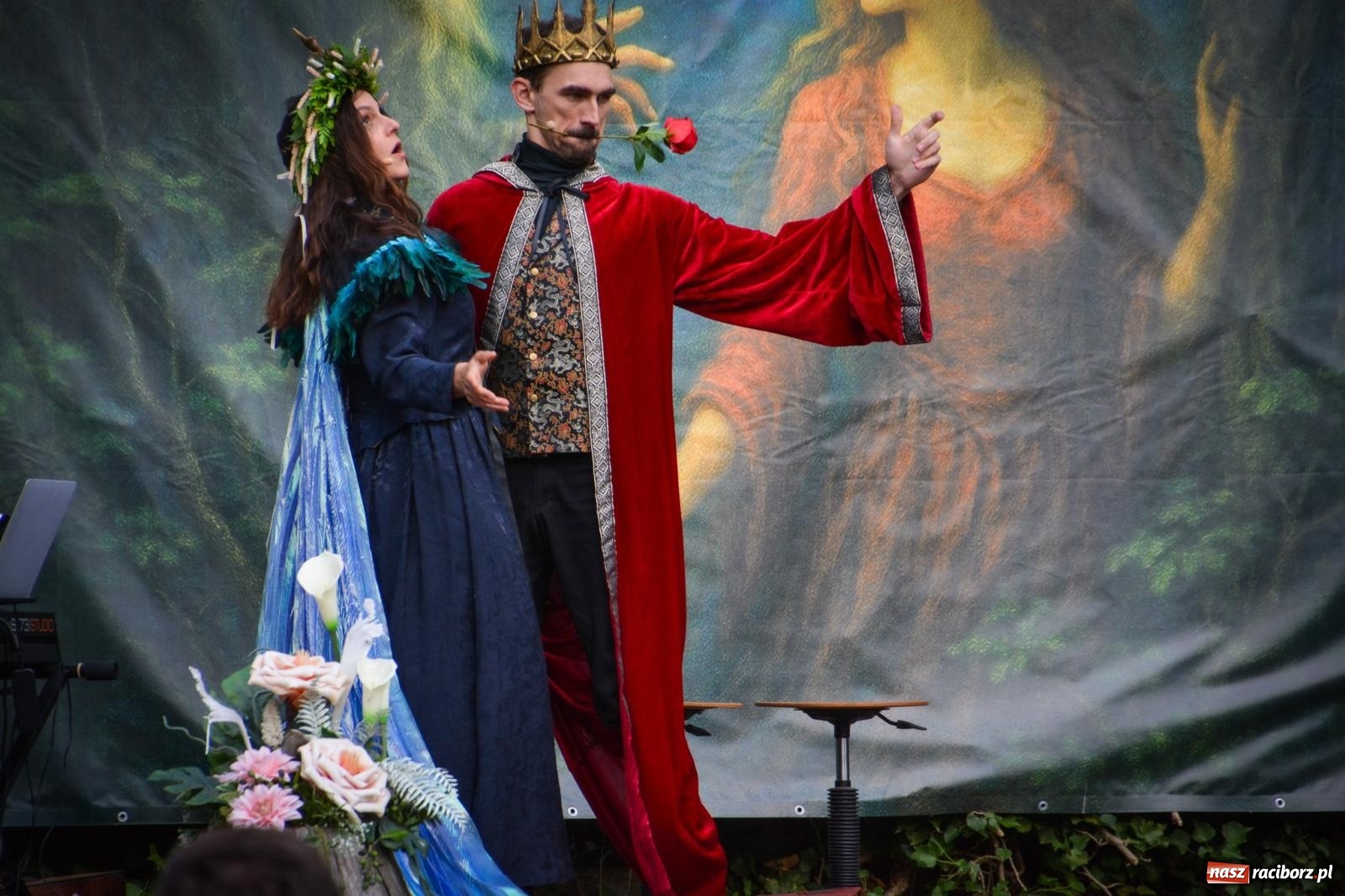 Zdjęcie w galerii na portalu naszraciborz.pl: Jesienne czary w Łubowicach – magiczny spektakl przy ruinach pałacu Eichendorffów wiadomości z regionu