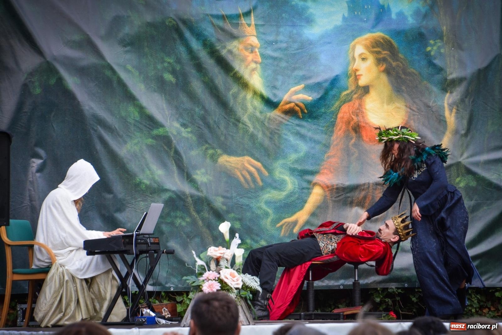 Zdjęcie w galerii na portalu naszraciborz.pl: Jesienne czary w Łubowicach – magiczny spektakl przy ruinach pałacu Eichendorffów wiadomości z regionu