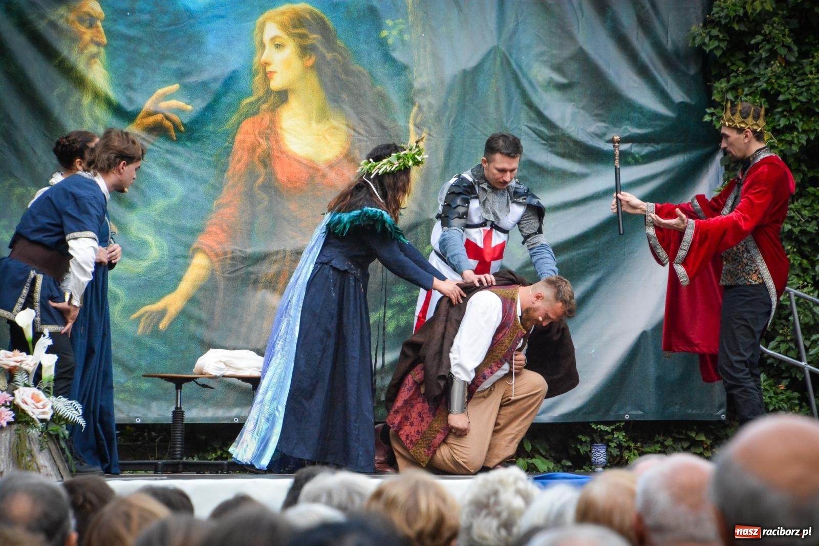 Zdjęcie w galerii na portalu naszraciborz.pl: Jesienne czary w Łubowicach – magiczny spektakl przy ruinach pałacu Eichendorffów wiadomości z regionu