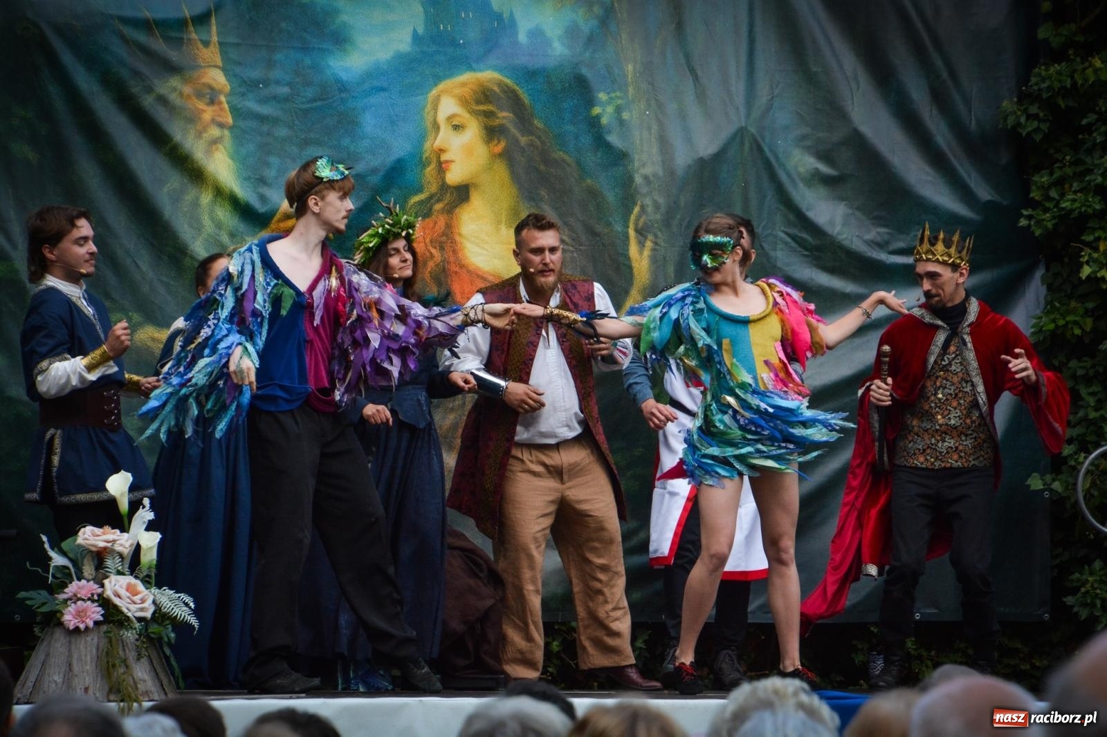 Zdjęcie w galerii na portalu naszraciborz.pl: Jesienne czary w Łubowicach – magiczny spektakl przy ruinach pałacu Eichendorffów wiadomości z regionu