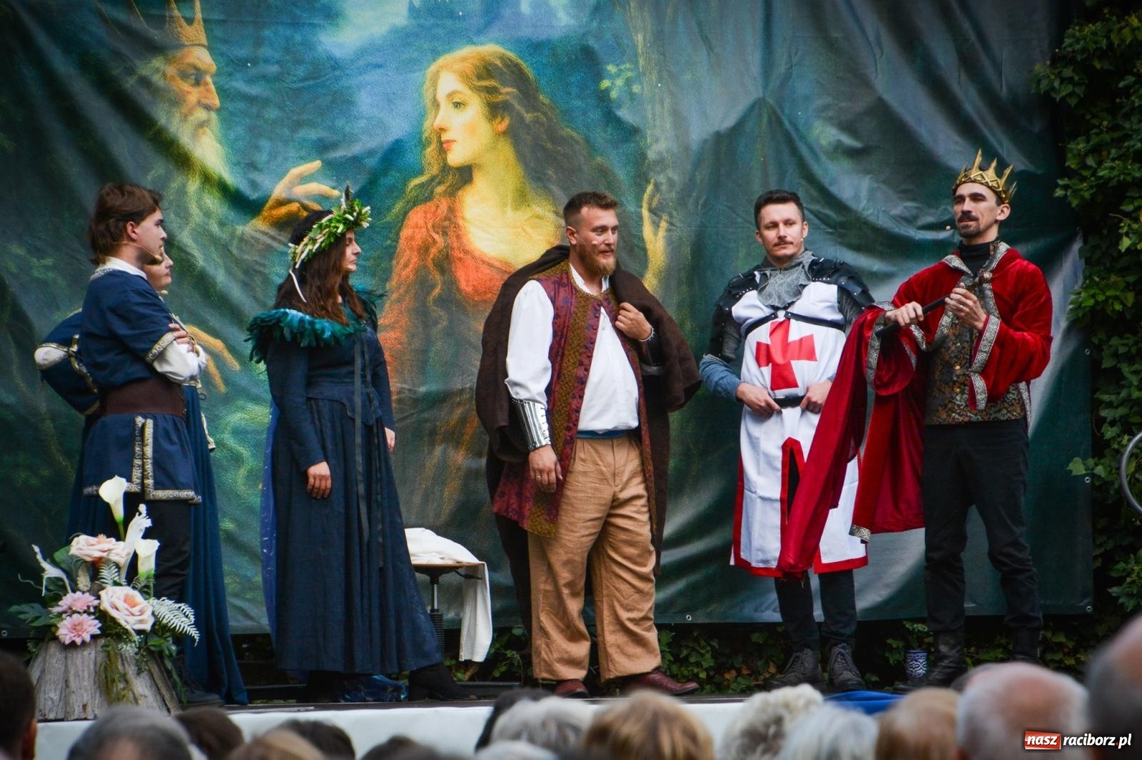 Zdjęcie w galerii na portalu naszraciborz.pl: Jesienne czary w Łubowicach – magiczny spektakl przy ruinach pałacu Eichendorffów wiadomości z regionu