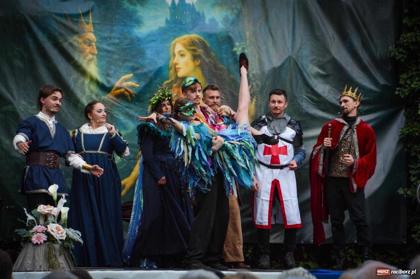 Zdjęcie w galerii na portalu naszraciborz.pl: Jesienne czary w Łubowicach – magiczny spektakl przy ruinach pałacu Eichendorffów wiadomości z regionu