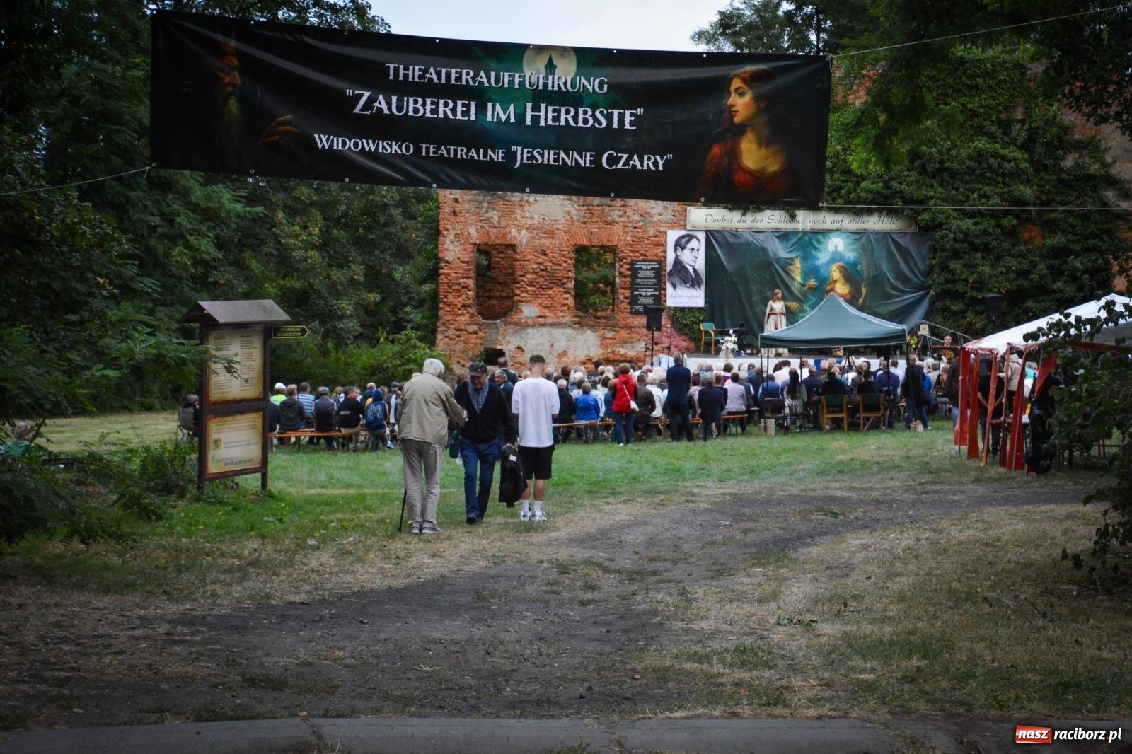 Zdjęcie w galerii na portalu naszraciborz.pl: Jesienne czary w Łubowicach – magiczny spektakl przy ruinach pałacu Eichendorffów wiadomości z regionu