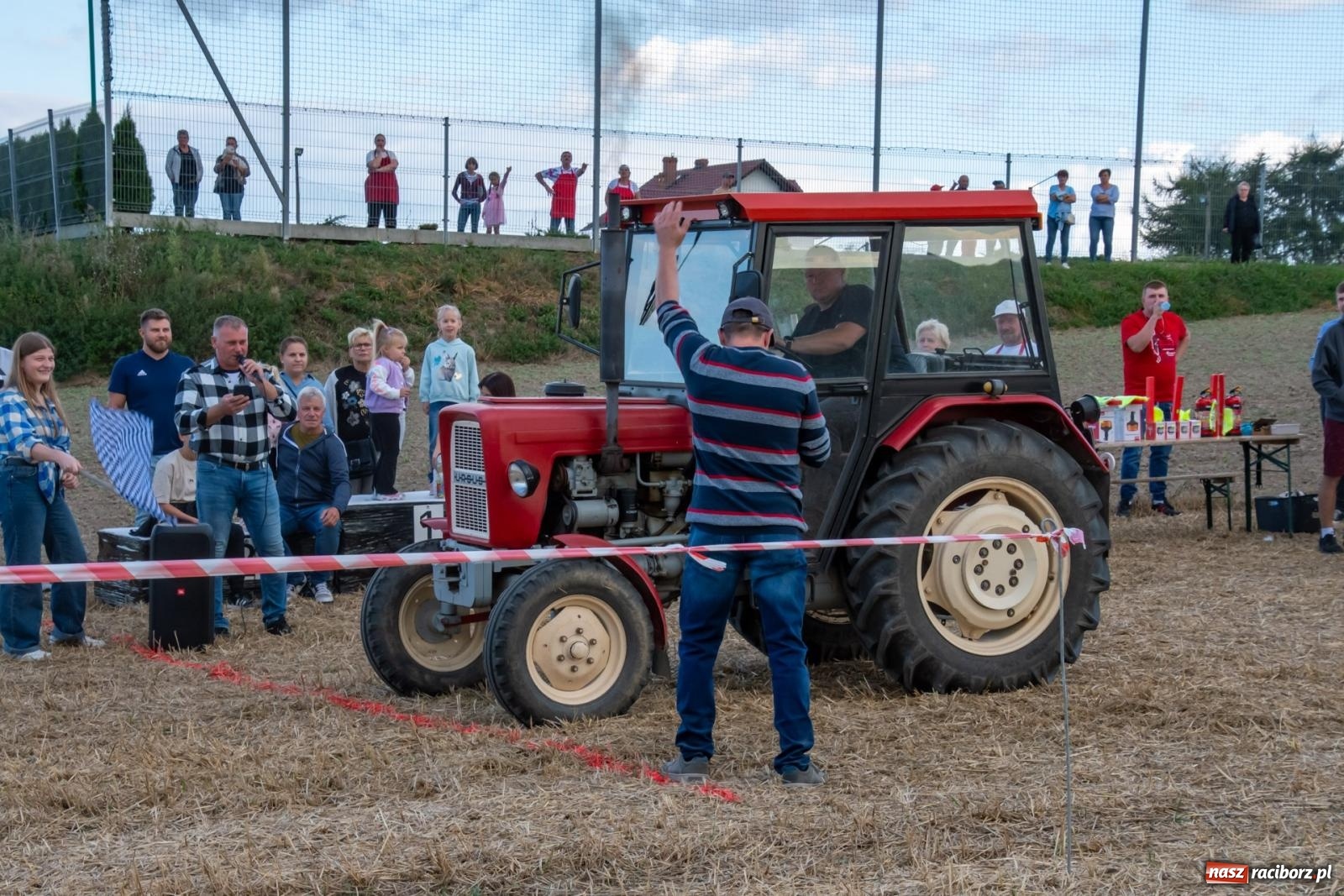 Zdjęcie w galerii na portalu naszraciborz.pl: Zmagania rolniczych potworów, czyli trzydziestki kontra sześćdziesiątki w Bolesławiu [FOTO i WIDEO] wiadomości z regionu